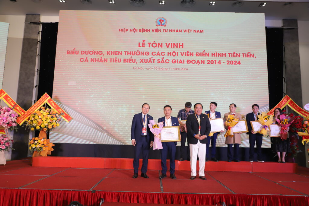 ong le nhu bach dai dien intech group len nhan hoa va bang khen tu hiep hoi 1