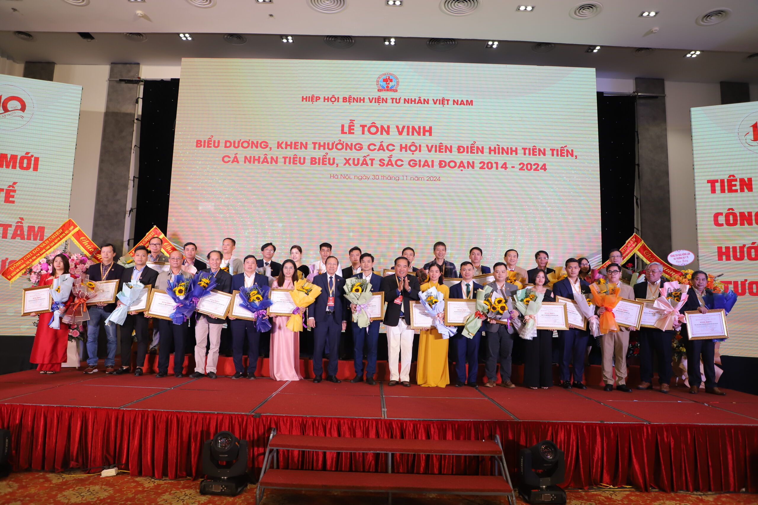 ong le nhu bach dai dien intech group len nhan hoa va bang khen tu hiep hoi 2 scaled